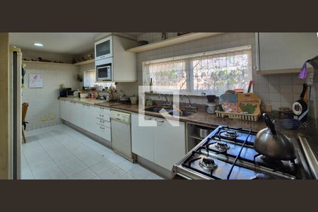 Casa de condomínio à venda com 550m², 4 quartos e 3 vagas Casa de condomínio à venda com 550m², 4 quartos e 3 vagasCozinha