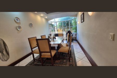 Casa de condomínio à venda com 550m², 4 quartos e 3 vagas Casa de condomínio à venda com 550m², 4 quartos e 3 vagasSala