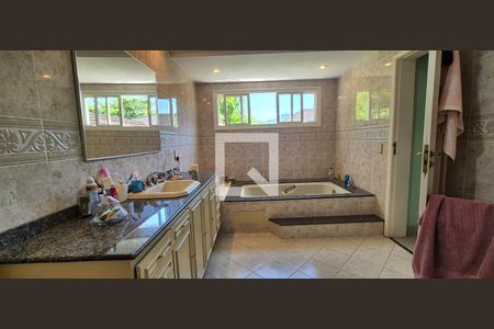 Casa de condomínio à venda com 550m², 4 quartos e 3 vagas Casa de condomínio à venda com 550m², 4 quartos e 3 vagasBanheiro 2