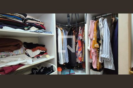 Casa de condomínio à venda com 550m², 4 quartos e 3 vagas Casa de condomínio à venda com 550m², 4 quartos e 3 vagasCloset