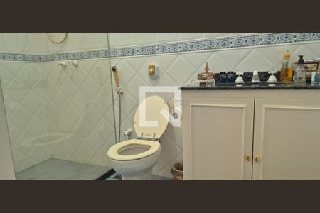 Casa de condomínio à venda com 550m², 4 quartos e 3 vagas Casa de condomínio à venda com 550m², 4 quartos e 3 vagasBanheiro do quarto 1