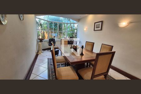 Casa de condomínio à venda com 550m², 4 quartos e 3 vagas Casa de condomínio à venda com 550m², 4 quartos e 3 vagasSala