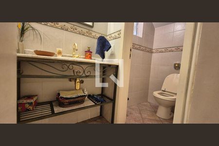 Casa de condomínio à venda com 550m², 4 quartos e 3 vagas Casa de condomínio à venda com 550m², 4 quartos e 3 vagasLavabo