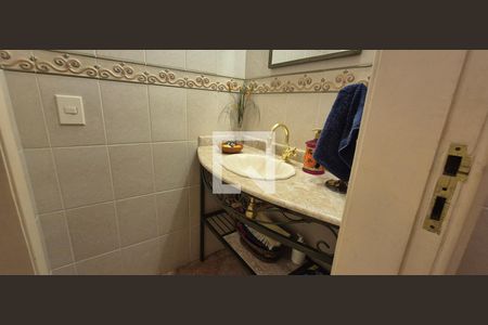 Casa de condomínio à venda com 550m², 4 quartos e 3 vagas Casa de condomínio à venda com 550m², 4 quartos e 3 vagasLavabo