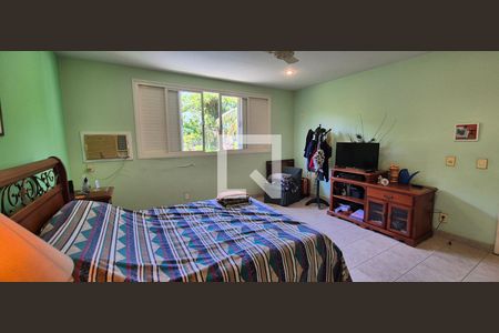 Casa de condomínio à venda com 550m², 4 quartos e 3 vagas Casa de condomínio à venda com 550m², 4 quartos e 3 vagasQuarto 4