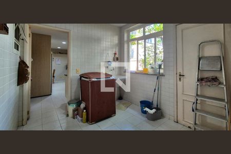 Casa de condomínio à venda com 550m², 4 quartos e 3 vagas Casa de condomínio à venda com 550m², 4 quartos e 3 vagasÁrea de Serviço