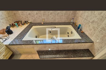 Casa de condomínio à venda com 550m², 4 quartos e 3 vagas Casa de condomínio à venda com 550m², 4 quartos e 3 vagasBanheiro 2