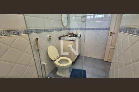 Casa de condomínio à venda com 550m², 4 quartos e 3 vagas Casa de condomínio à venda com 550m², 4 quartos e 3 vagasBanheiro do quarto 1