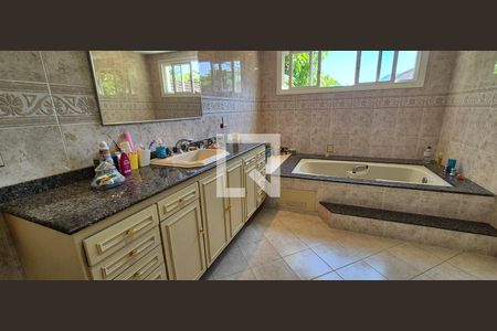 Casa de condomínio à venda com 550m², 4 quartos e 3 vagas Casa de condomínio à venda com 550m², 4 quartos e 3 vagasBanheiro 2