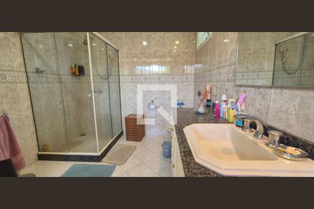 Casa de condomínio à venda com 550m², 4 quartos e 3 vagas Casa de condomínio à venda com 550m², 4 quartos e 3 vagasBanheiro 2