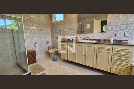 Casa de condomínio à venda com 550m², 4 quartos e 3 vagas Casa de condomínio à venda com 550m², 4 quartos e 3 vagasBanheiro 2