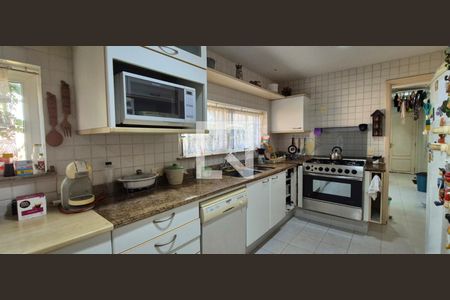 Casa de condomínio à venda com 550m², 4 quartos e 3 vagas Casa de condomínio à venda com 550m², 4 quartos e 3 vagasCozinha