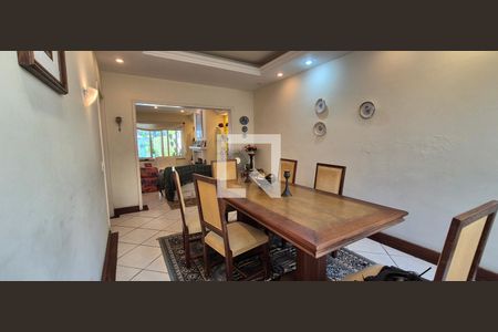 Casa de condomínio à venda com 550m², 4 quartos e 3 vagas Casa de condomínio à venda com 550m², 4 quartos e 3 vagasSala