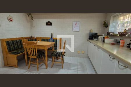 Casa de condomínio à venda com 550m², 4 quartos e 3 vagas Casa de condomínio à venda com 550m², 4 quartos e 3 vagasCozinha