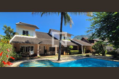 Casa de condomínio à venda com 550m², 4 quartos e 3 vagas Casa de condomínio à venda com 550m², 4 quartos e 3 vagasÁrea externa