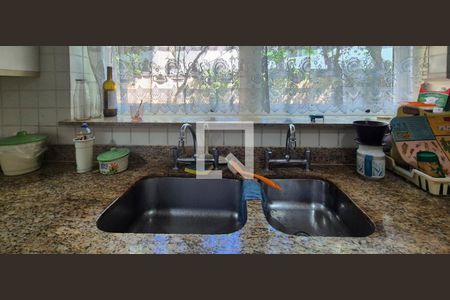 Casa de condomínio à venda com 550m², 4 quartos e 3 vagas Casa de condomínio à venda com 550m², 4 quartos e 3 vagasCozinha