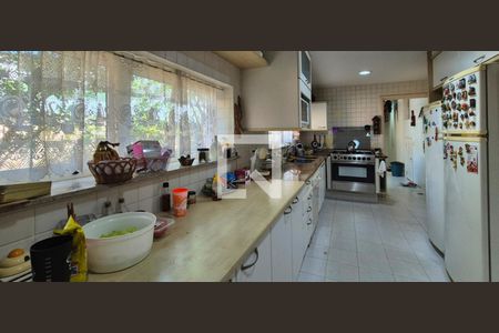 Casa de condomínio à venda com 550m², 4 quartos e 3 vagas Casa de condomínio à venda com 550m², 4 quartos e 3 vagasCozinha