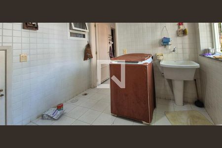 Casa de condomínio à venda com 550m², 4 quartos e 3 vagas Casa de condomínio à venda com 550m², 4 quartos e 3 vagasÁrea de Serviço