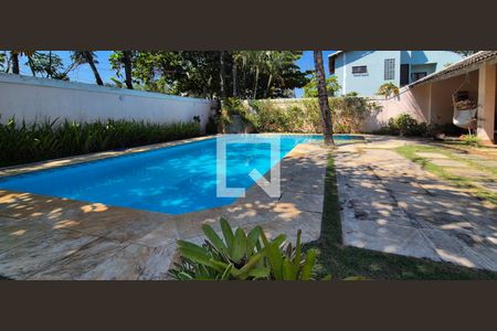 Casa de condomínio à venda com 550m², 4 quartos e 3 vagas Casa de condomínio à venda com 550m², 4 quartos e 3 vagasÁrea externa