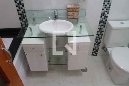 Casa à venda com 269m², 3 quartos e 8 vagasBanheiro da Suíte 1