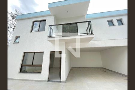 Casa à venda com 165m², 3 quartos e 2 vagasFachada