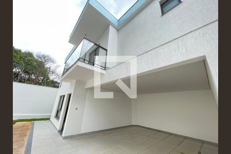 Casa à venda com 165m², 3 quartos e 2 vagasFechada