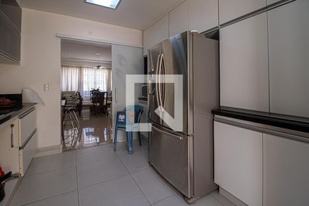 Casa à venda com 225m², 4 quartos e 6 vagas Casa à venda com 225m², 4 quartos e 6 vagasCozinha