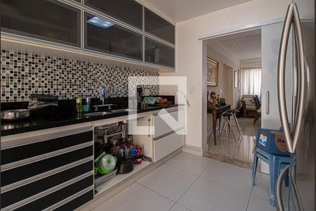 Casa à venda com 225m², 4 quartos e 6 vagas Casa à venda com 225m², 4 quartos e 6 vagasCozinha