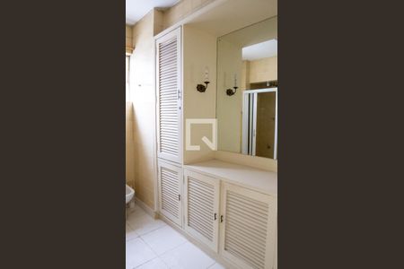 Apartamento para alugar com 226m², 3 quartos e 1 vaga Apartamento para alugar com 226m², 3 quartos e 1 vagaBanheiro 2