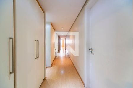 Apartamento à venda com 370m², 4 quartos e 8 vagas Apartamento à venda com 370m², 4 quartos e 8 vagasCorredor Interno