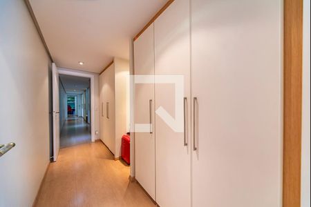 Apartamento à venda com 370m², 4 quartos e 8 vagas Apartamento à venda com 370m², 4 quartos e 8 vagasCloset do quarto 4