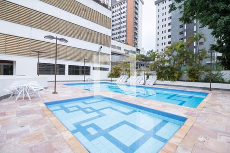 Apartamento à venda com 370m², 4 quartos e 8 vagas Apartamento à venda com 370m², 4 quartos e 8 vagasÁrea comum - Piscina