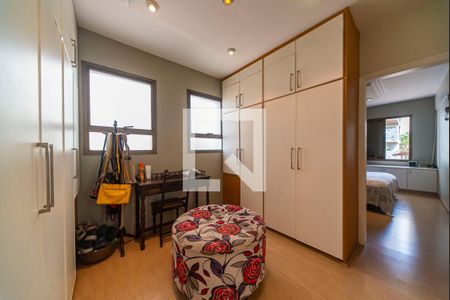 Apartamento à venda com 370m², 4 quartos e 8 vagas Apartamento à venda com 370m², 4 quartos e 8 vagasCloset 2 do Quarto 4