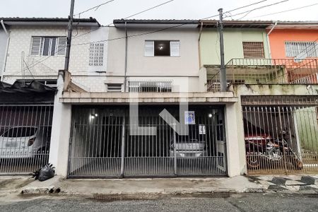 Casa à venda com 105m², 2 quartos e 2 vagas Casa à venda com 105m², 2 quartos e 2 vagasFachada