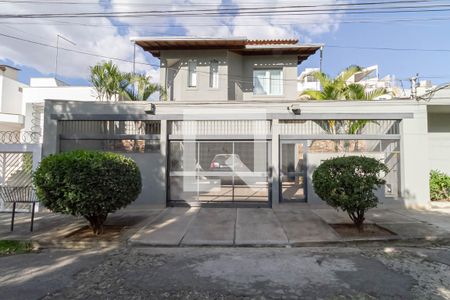 Casa para alugar com 350m², 6 quartos e 2 vagasFachada