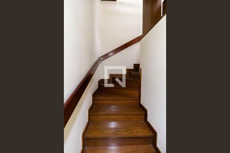 Casa para alugar com 350m², 6 quartos e 2 vagasEscada