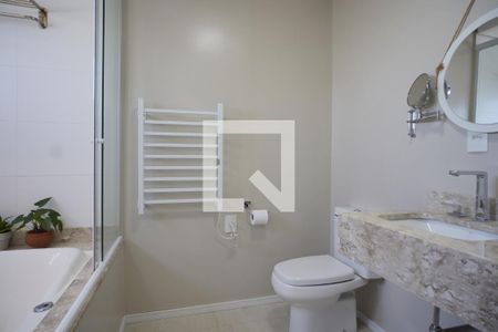 Casa à venda com 218m², 3 quartos e 2 vagasBanheiro suite