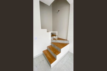 Casa de condomínio à venda com 100m², 2 quartos e 2 vagasEscada