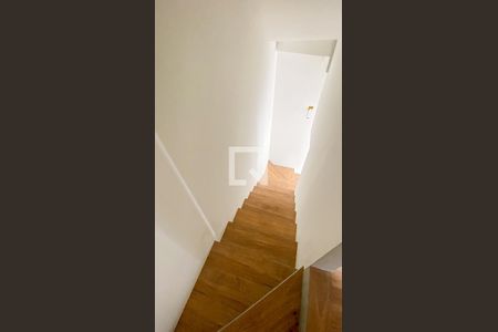 Casa de condomínio à venda com 100m², 2 quartos e 2 vagasEscada