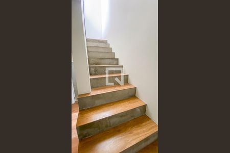 Casa de condomínio à venda com 100m², 2 quartos e 2 vagasEscada