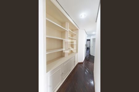 Apartamento à venda com 250m², 4 quartos e 3 vagas Apartamento à venda com 250m², 4 quartos e 3 vagasCorredor