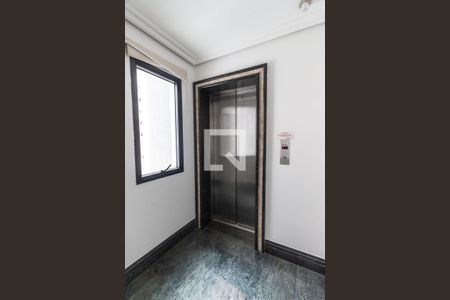 Apartamento à venda com 250m², 4 quartos e 3 vagas Apartamento à venda com 250m², 4 quartos e 3 vagasHall social