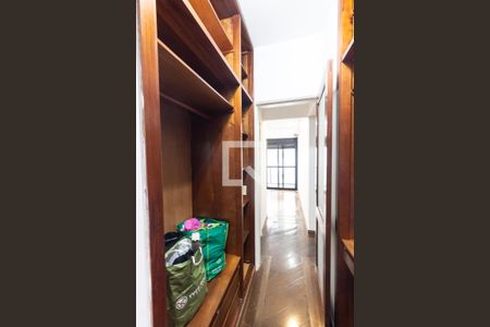 Apartamento à venda com 250m², 4 quartos e 3 vagas Apartamento à venda com 250m², 4 quartos e 3 vagasCloset