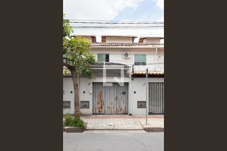 Casa à venda com 78m², 2 quartos e 1 vaga Casa à venda com 78m², 2 quartos e 1 vagaFachada