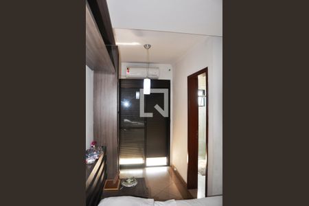 Casa à venda com 229m², 3 quartos e 5 vagas Casa à venda com 229m², 3 quartos e 5 vagasQuarto 01 com Closet e Suite