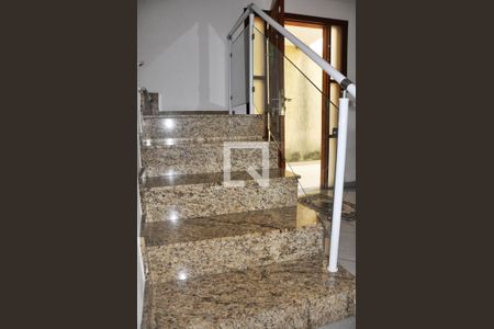 Casa à venda com 229m², 3 quartos e 5 vagas Casa à venda com 229m², 3 quartos e 5 vagasEscada Quartos