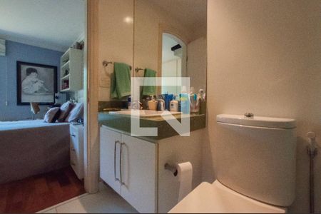 Casa à venda com 493m², 4 quartos e 4 vagas Casa à venda com 493m², 4 quartos e 4 vagasBanheiro da Suíte 2