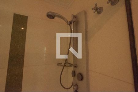 Casa à venda com 493m², 4 quartos e 4 vagas Casa à venda com 493m², 4 quartos e 4 vagasBanheiro da Suíte 2