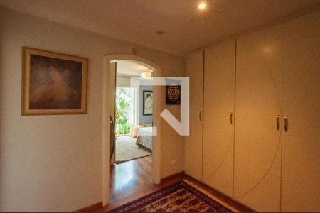 Casa à venda com 493m², 4 quartos e 4 vagas Casa à venda com 493m², 4 quartos e 4 vagasHall dos Quartos