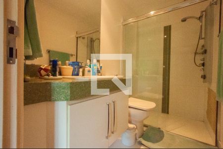 Casa à venda com 493m², 4 quartos e 4 vagas Casa à venda com 493m², 4 quartos e 4 vagasBanheiro da Suíte 2